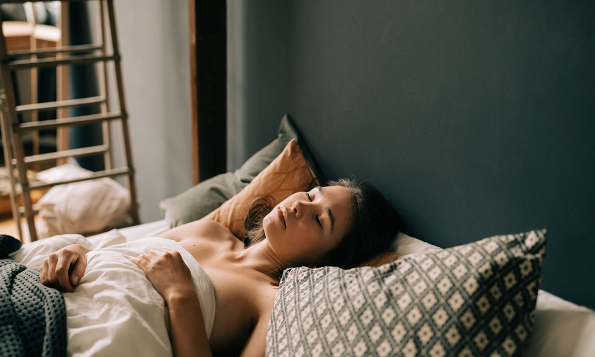 The 3 Products A Sleep Specialist Uses To Sleep Through The Entire Night