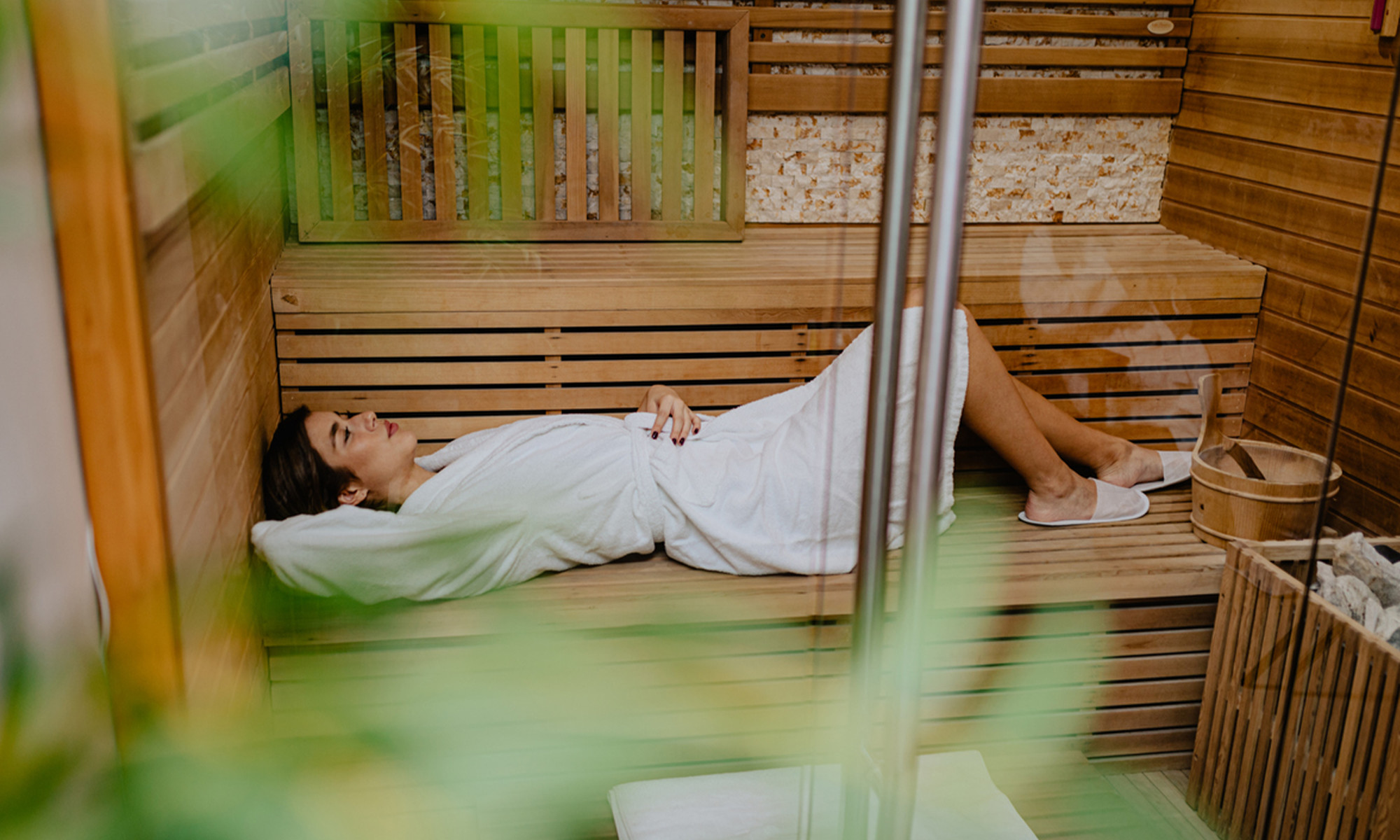 Sauna vs. Steam Room: Similarities, Differences + Which Is Best |  mindbodygreen