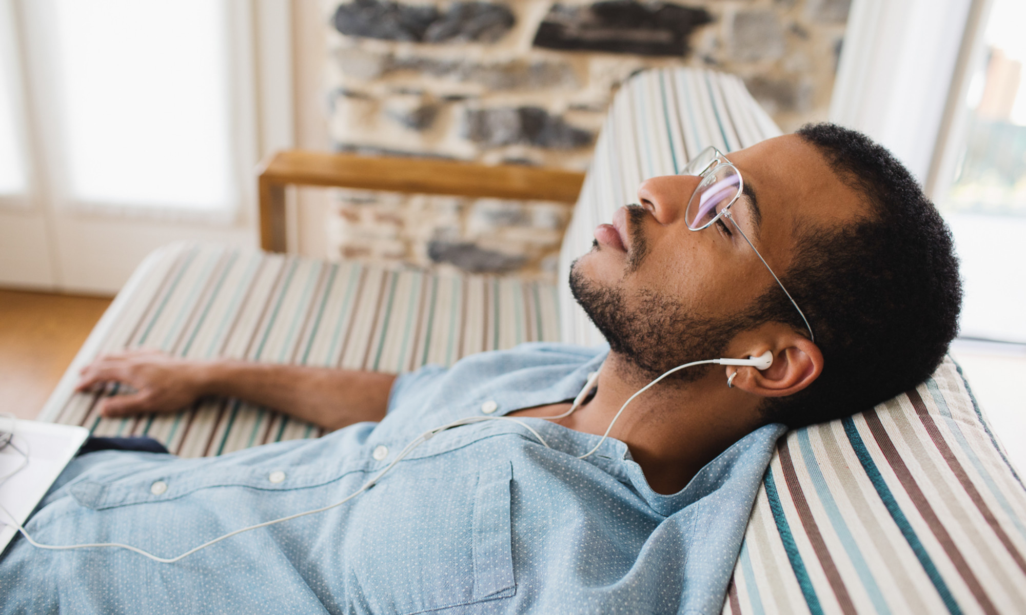 Relaxation techniques. Мужчина релакс дома. Relax man.