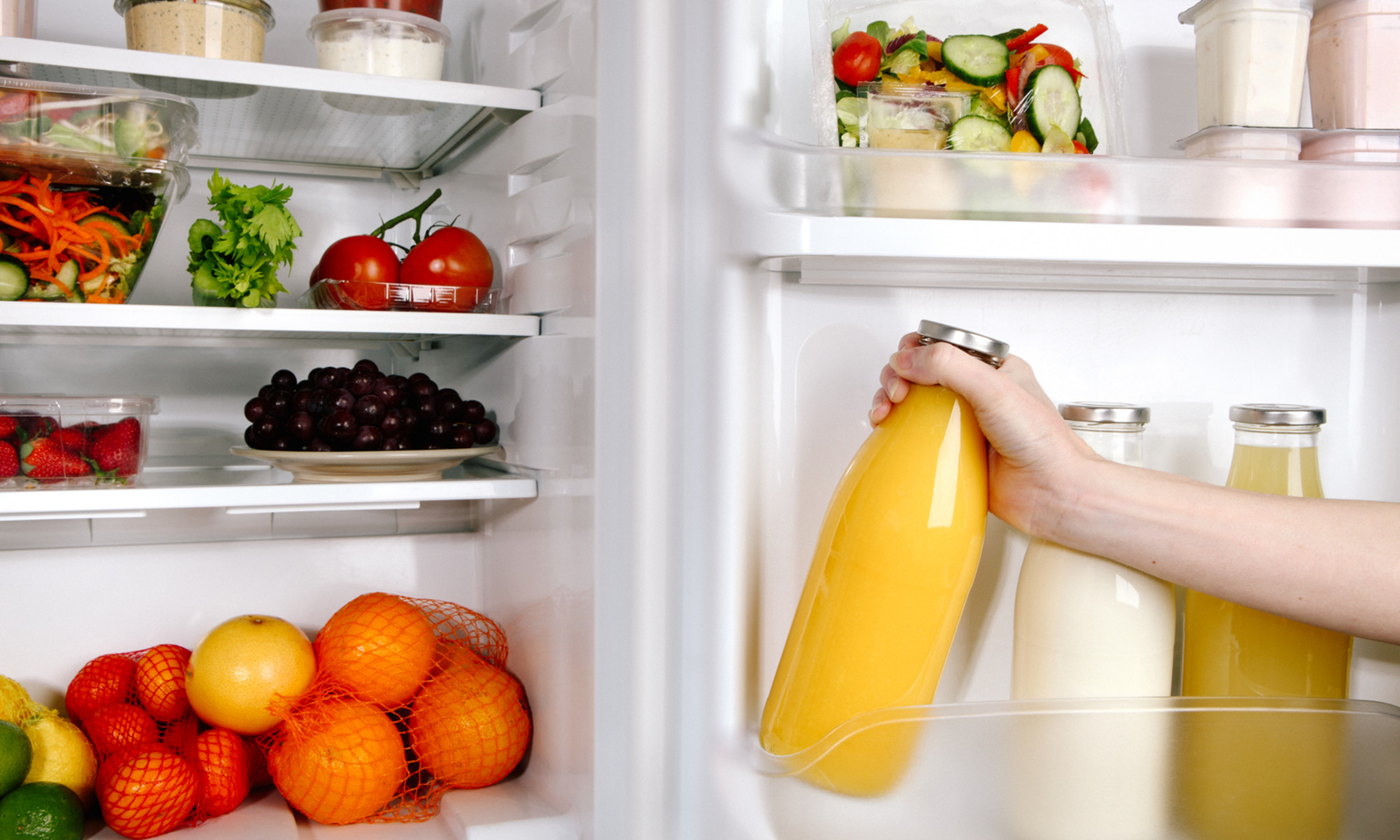 Свежевыжатый сок в холодильнике. Холодильник с продуктами. Хранение продуктов. Полка для холодильника. Сок в холодильнике.