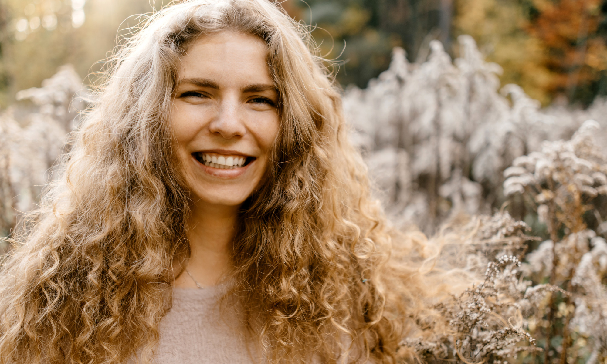 Frizzy Hair: 11 Expert-Backed Tips On Caring For & Styling Hair |  mindbodygreen