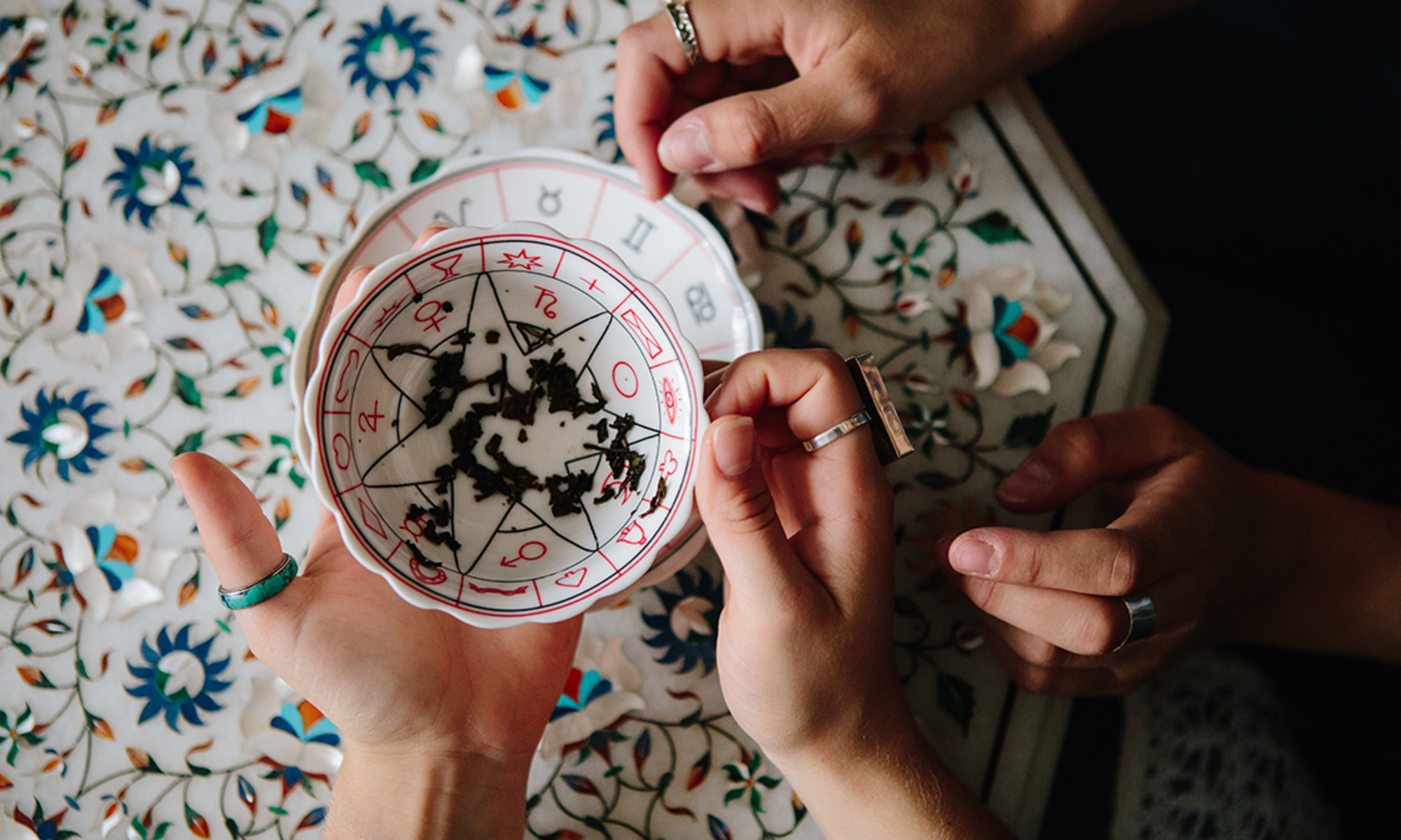 Watch Out For These 4 Signs Of A Fake Psychic Before You Get A Reading