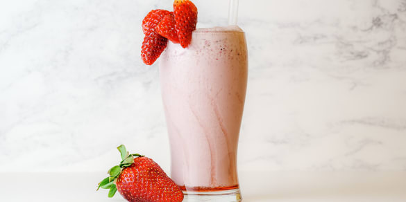 Image of This Strawberry & Vanilla Smoothie Tastes Like Dessert & Has 26 Grams Of Fiber