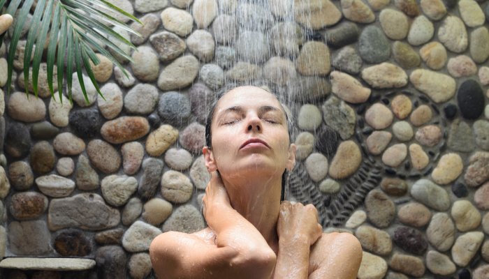 The Surprising Reason This Esthetician Never Dries Her Face After The Shower 1