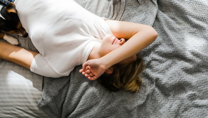 Sleep Experts Spill 5 Must-Have Tips For Feeling Less Drained This Winter