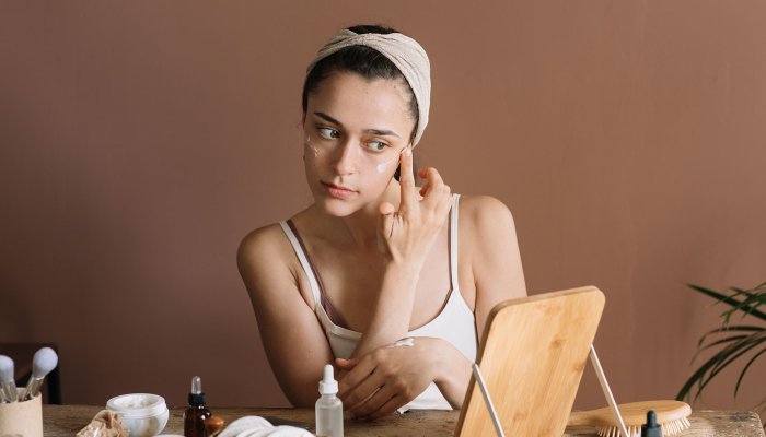 Is This Essential Oil Good For Acne? What The Derms Actually Think