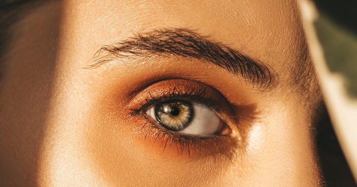 7 Stunning Makeup Artist Tips For Downturned Eyes | mindbodygreen