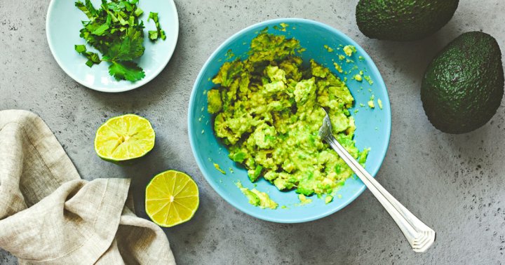 A 4-Ingredient Healthy Guacamole Recipe With Extra Veggies