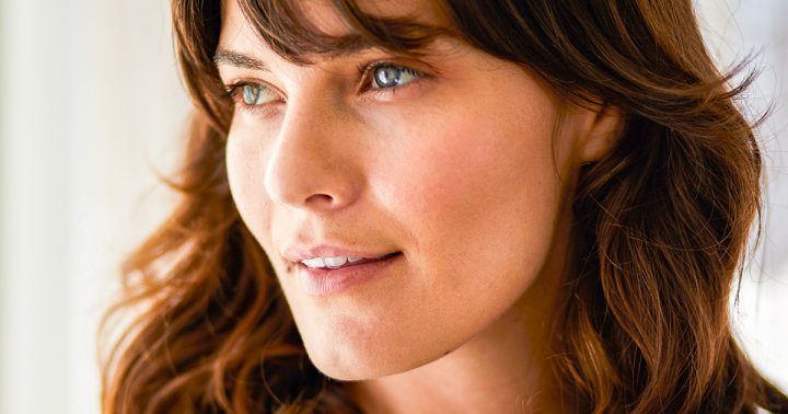 How Should You Style Your Bangs? 8 Expert-Backed Tips For All Hair Types - mindbodygreen.com