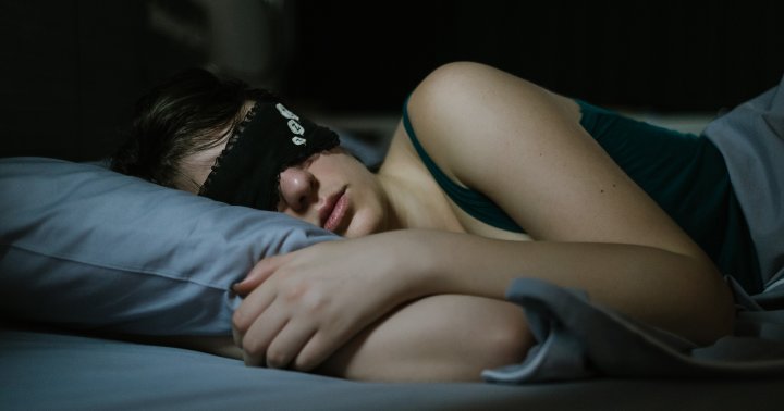 The 3 Things An Expert Uses Before Bed For Deeper Sleep & More Dreams