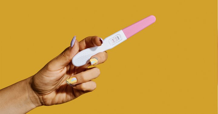 The Right Way To Tell Him You’re Pregnant, From Experts