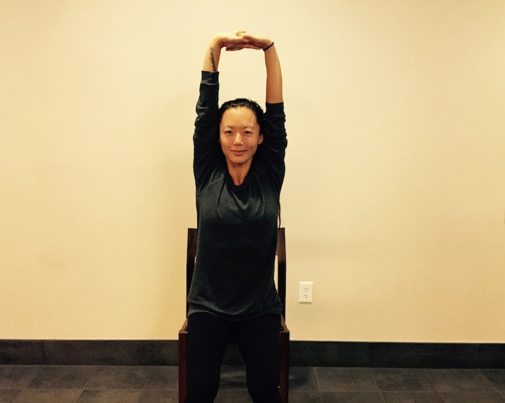 gerakan yoga - spine shoulder strech