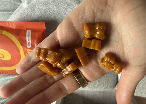 Immün gummies in tester's hand