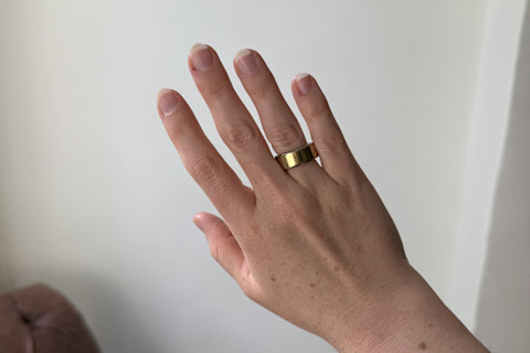 oura ring 4 gold on hand