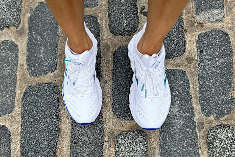 mizuno wave sky running shoes on runner's feet on cobblestone