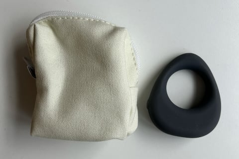 maude vibrating band next to included holder bag