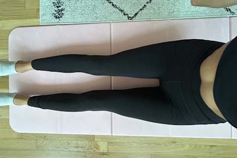 photo of writer's legs on yoga mat in the vuori allthefeels leggings