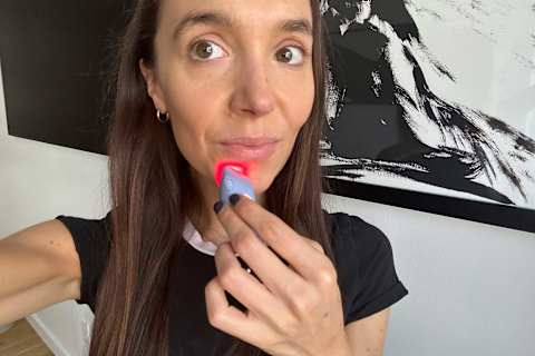 photo of writer using the LED bye acne device on her skin