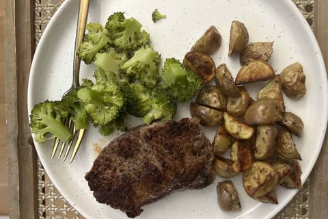 plate of food (broccoli, steak, potatoes)