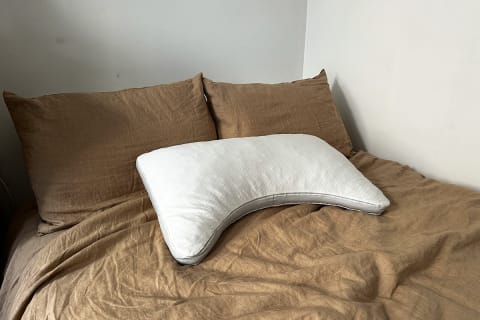 Coop Cool+ Crescent on tester bed with brow pillow and duvet