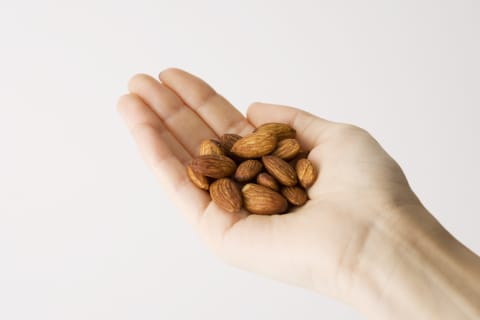 handful of low fodmap almonds
