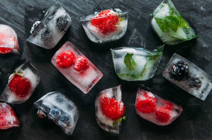 Как сделать кусочки льда. Ягоды во льду. Кубики льда с фруктами. Замороженные фрукты. Коктейль со льдом.