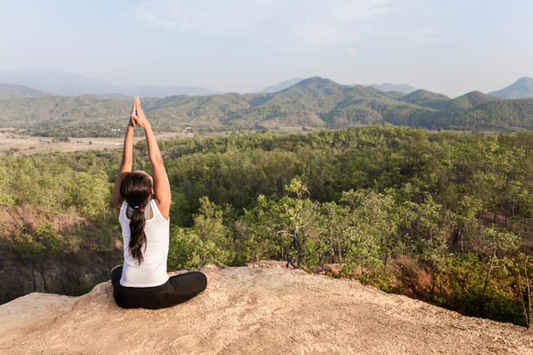 A Detoxing Kundalini Yoga Routine That Will Leave You Feeling Radiant Mindbodygreen