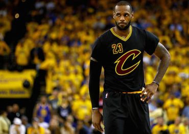 LeBron James: Yoga Is Secret to Endurance - mindbodygreen Лебро́н рэймон джеймс — американский баскетболист, играющий на позиции лёгкого и тяжёлого форварда.