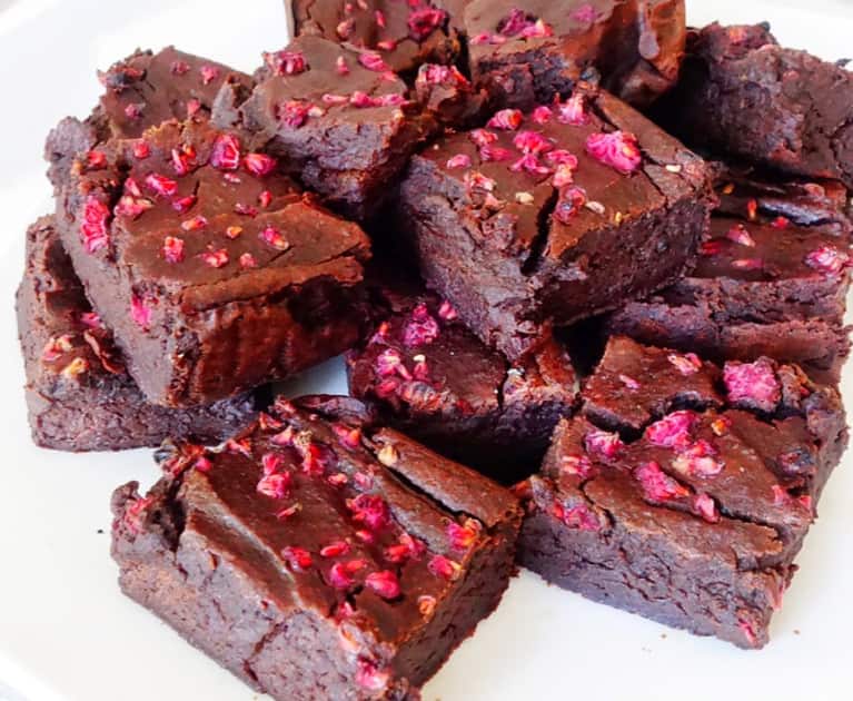 There's No Refined-Sugar In These Fudgy Vegan & Gluten-Free Brownies With Raspberries