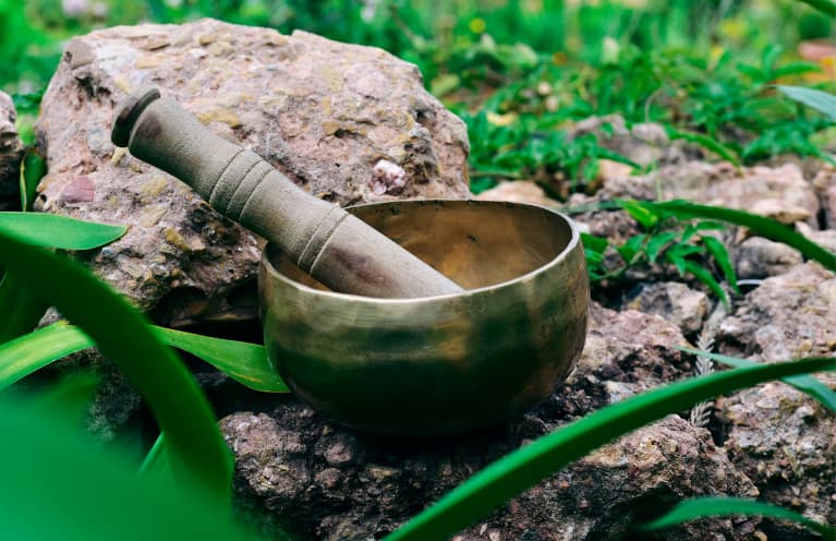 How Sound Baths Are Revolutionizing Healing + How To Try One For Yourself How Sound Baths Are Revolutionizing Healing + How To Try One For Yourself