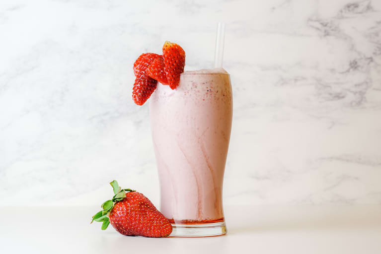 Curb Your Cravings With This Fiber-Rich Strawberries & Vanilla Cream Smoothie