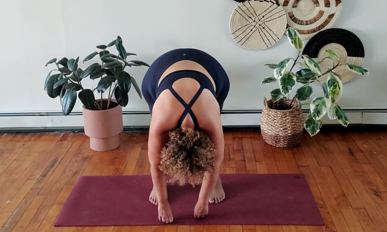 standing forward fold yoga posa