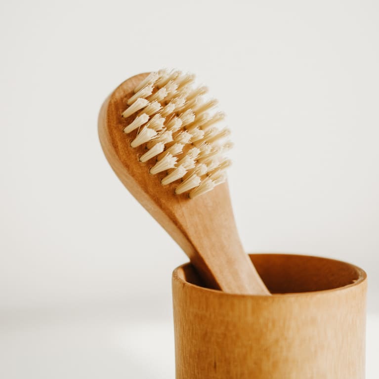 dry brushing face