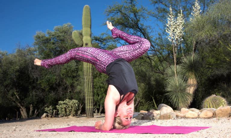 8 Tips To Practice A "Hollow Back" Forearm Stand (Infographic)