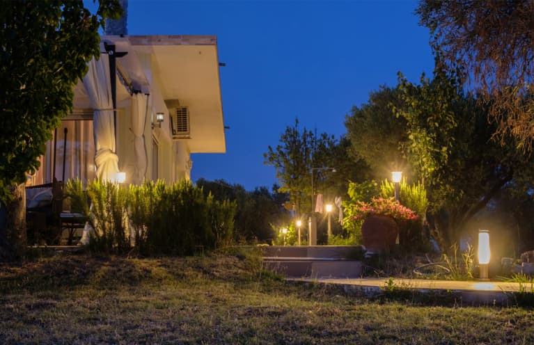 这些8可持续太阳能灯Will Make Your Backyard Twinkle