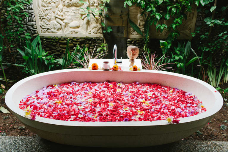 A DIY Hawaiian Bath Soak For Colds, Sore Muscles & Dry Skin