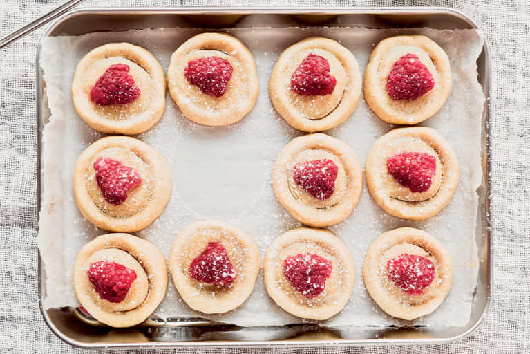 vegan cheesecake cookies with raspberries